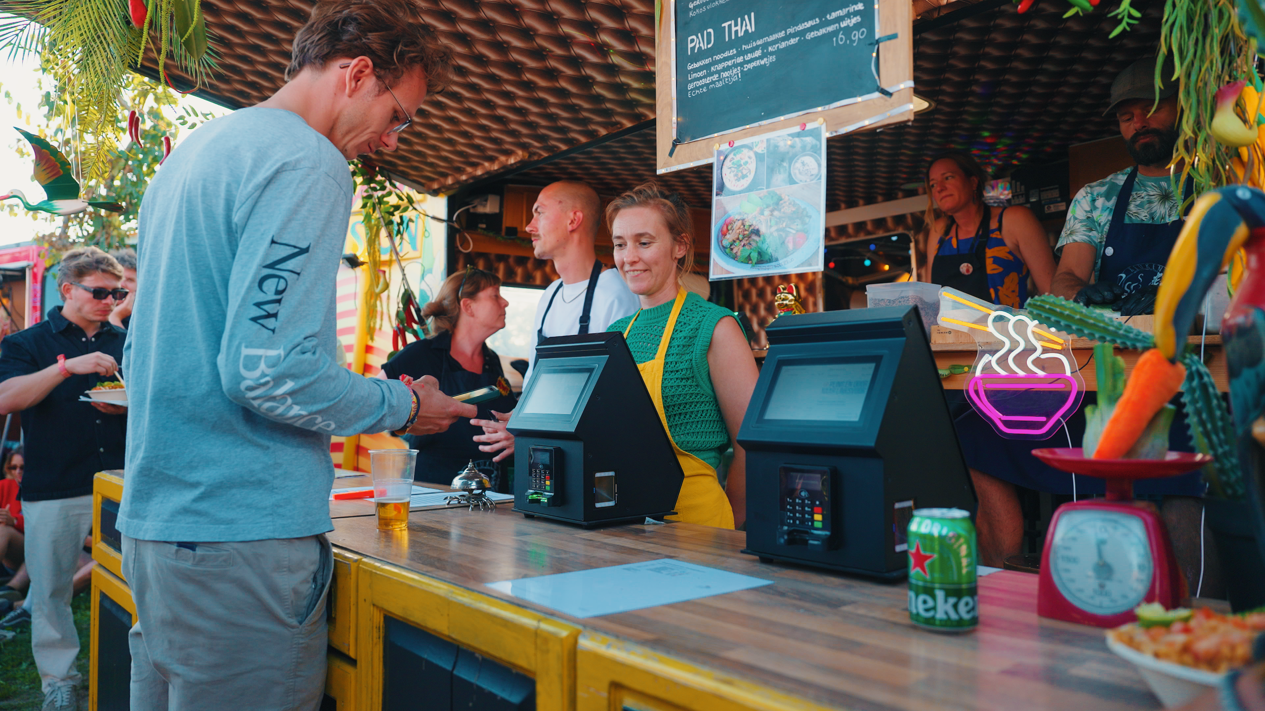 Pinnen aan de bar op een event of festival